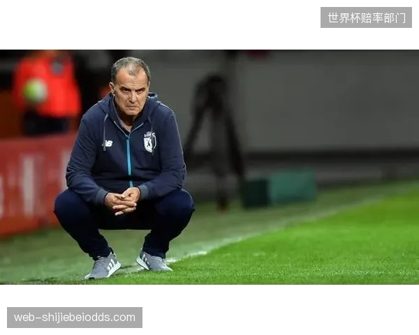 贝尔萨将4-3-3体系注入乌拉圭队，强调攻防转换速度和整体移动的战术理念。